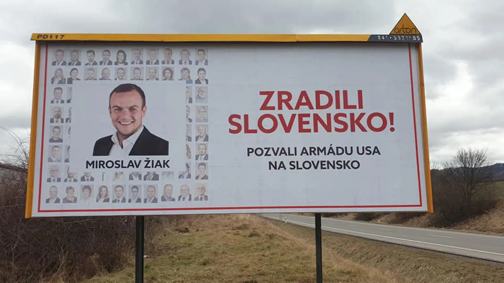 Opozičná strana Smer-SD splnila svoj sľub. Po hlasovaní o obrannej dohode s USA vystavila plagáty s podobizňami poslancov, ktorí ju podporili. Na snímke bilboard, na ktorom je poslanec SaS Miroslav Žiak.