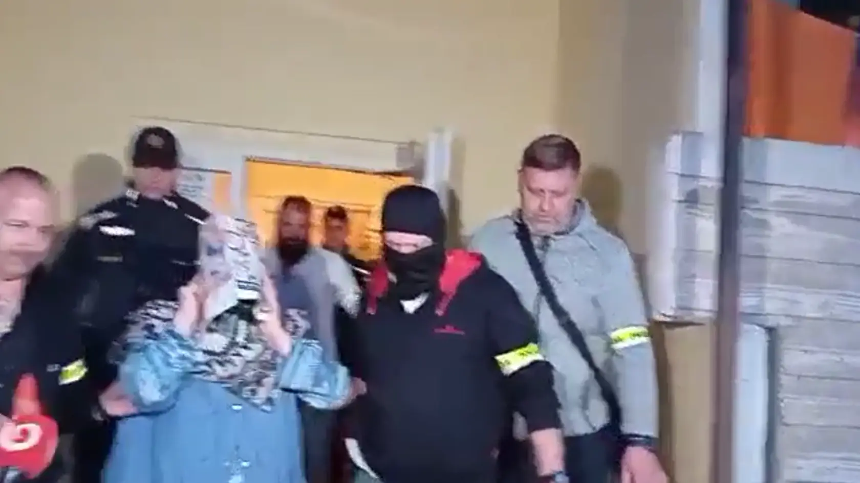 Muži zákona vyrazili do bytu Juraja Cintulu. Vvyviedli z neho jeho manželku, ktorá si tvár zakrývala novinami.