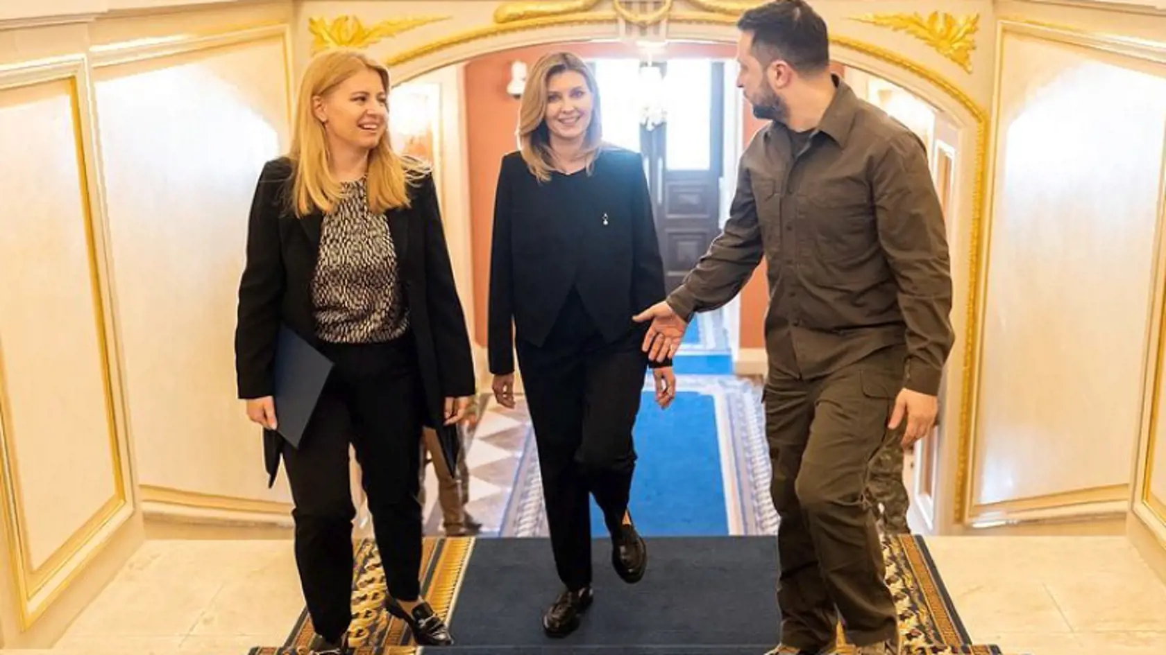 Zuzana Čaputová s Olenou Zelenskou a Volodymyrom Zelenským v Kyjeve.