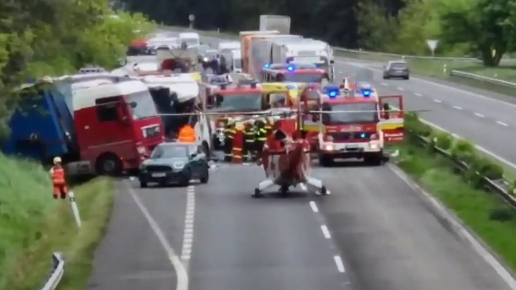 Katastrofálna nehoda má na svedomí zranených niekoľko desiatok ľudí.