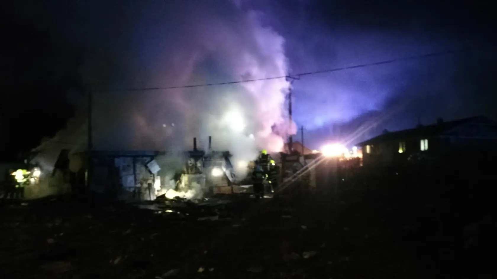 Oheň zachvátil niekoľko unimobuniek v osade vo Veľkom Šariši (okres Prešov).