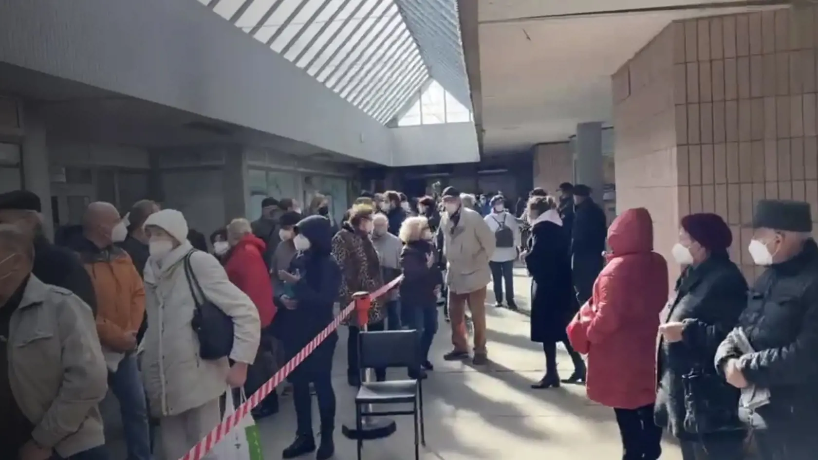 Situácia v bratislavskej nemocnici Ružinov dnes doobeda - seniori sa tlačili v rade na očkovanie.