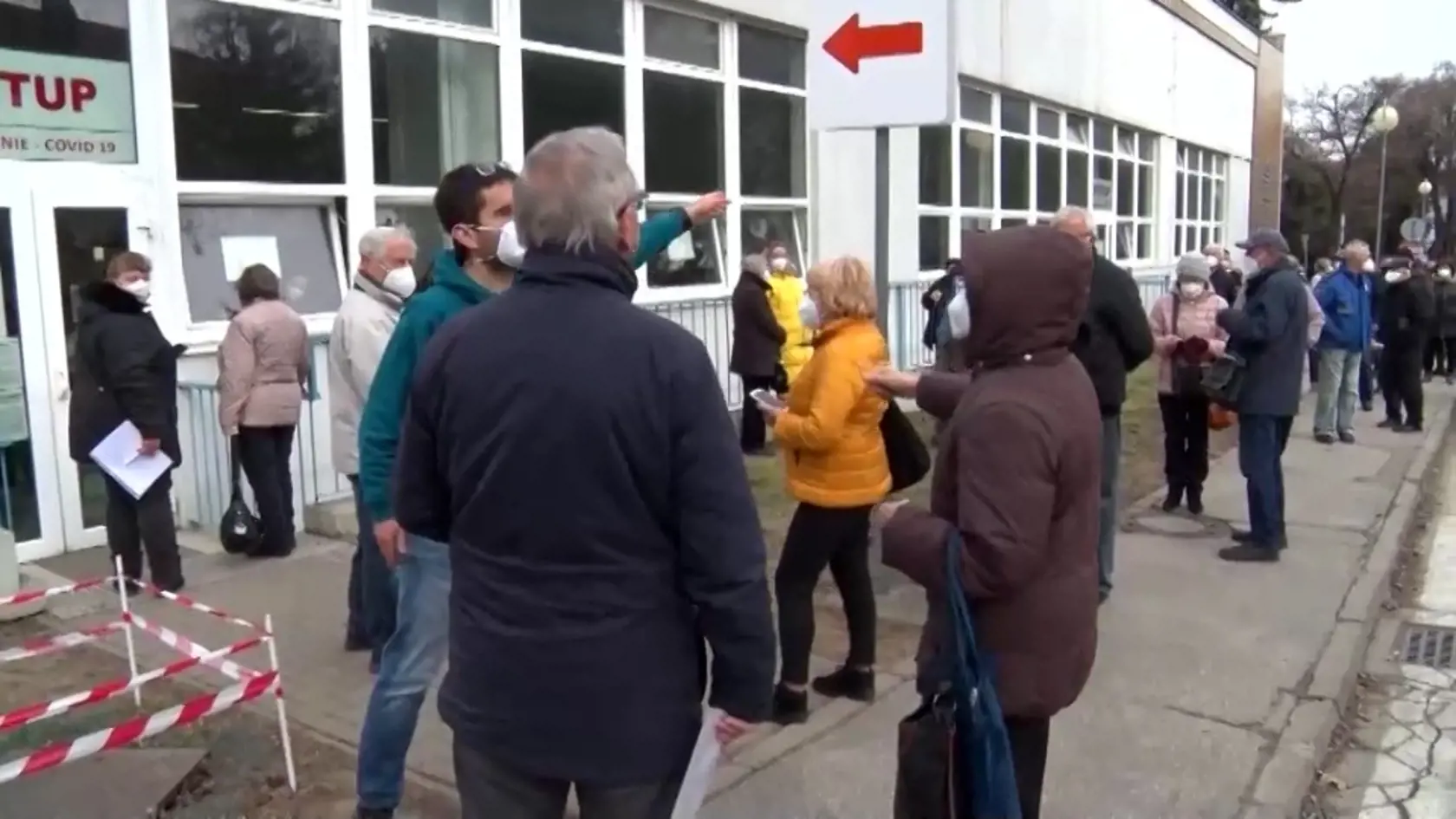 Vo vakcinačnom centre v Nitre sa medzi čakajúcimi situácia tak vyhrotila, že došlo k nielen k tlačenici, ale aj bitke.