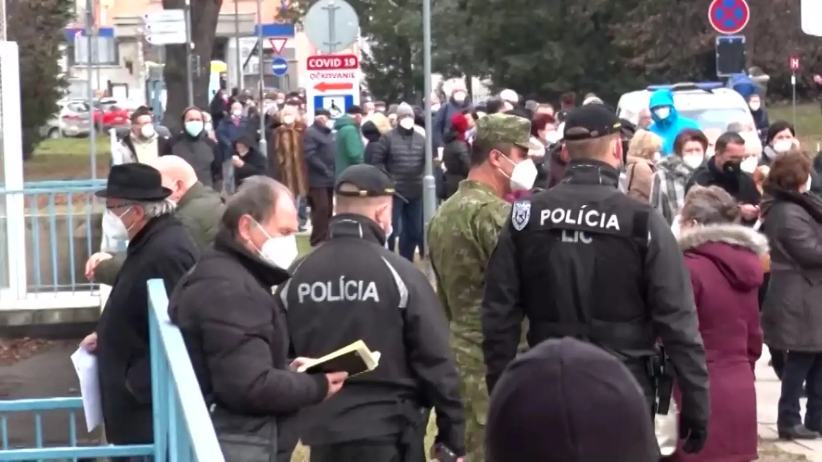 Vo vakcinačnom centre v Nitre sa medzi čakajúcimi situácia tak vyhrotila, že došlo k nielen k tlačenici, ale aj bitke.