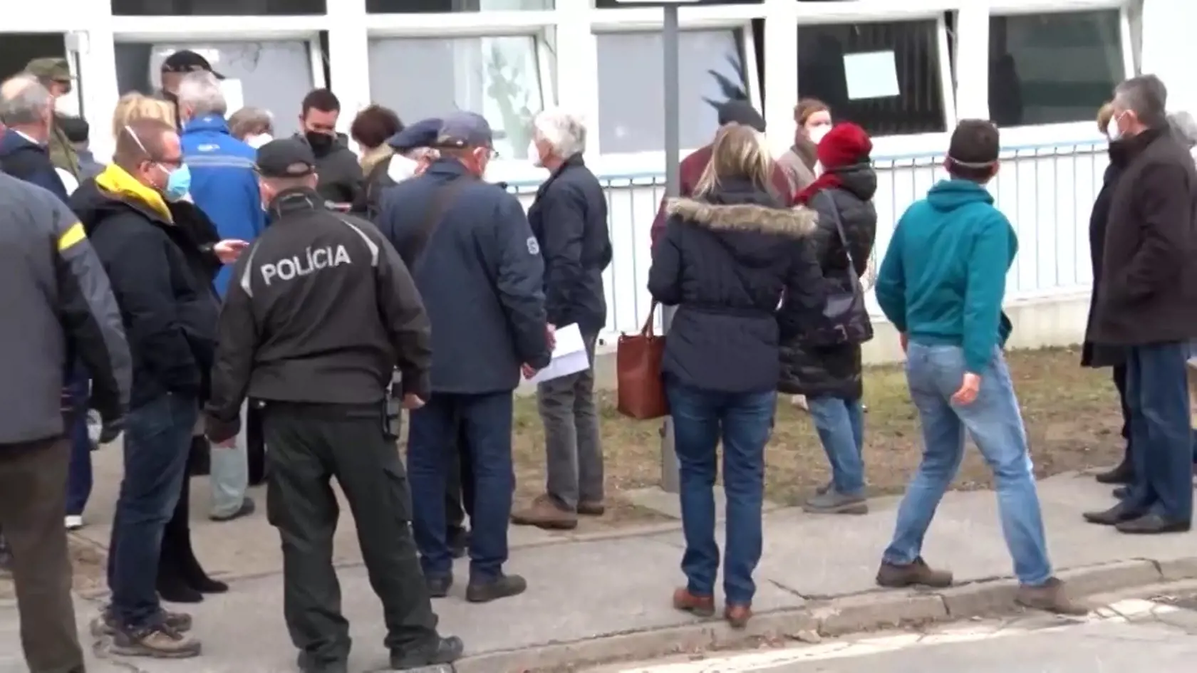 Vo vakcinačnom centre v Nitre sa medzi čakajúcimi situácia tak vyhrotila, že došlo k nielen k tlačenici, ale aj bitke.