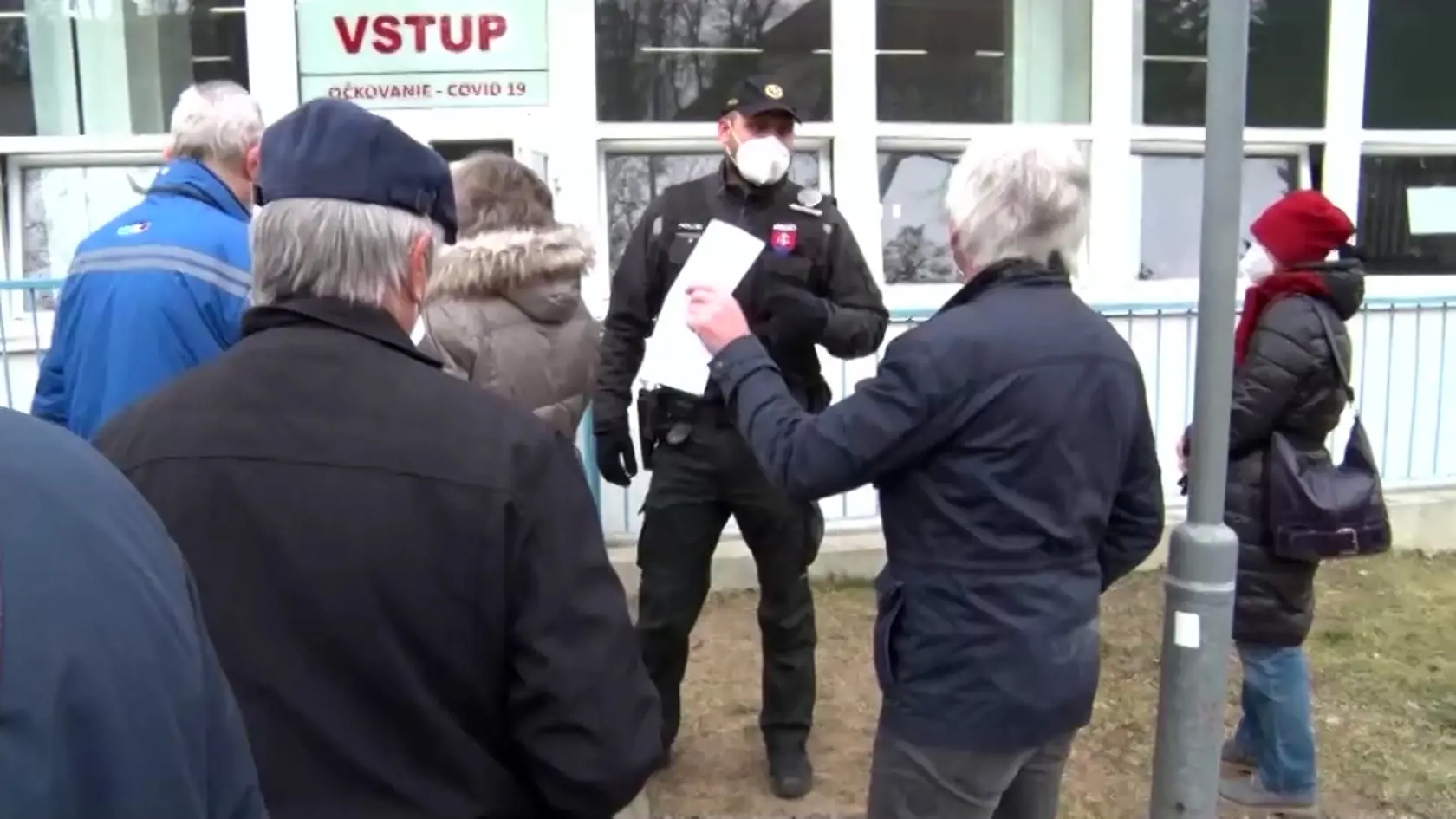 Vo vakcinačnom centre v Nitre sa medzi čakajúcimi situácia tak vyhrotila, že došlo k nielen k tlačenici, ale aj bitke.