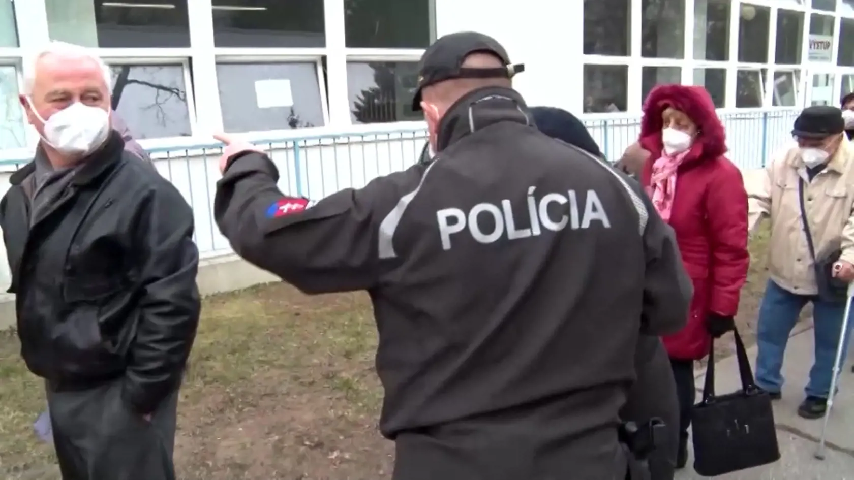 Vo vakcinačnom centre v Nitre sa medzi čakajúcimi situácia tak vyhrotila, že došlo k nielen k tlačenici, ale aj bitke.