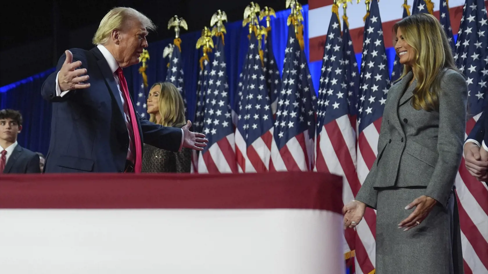 Republikánsky prezidentský kandidát a americký exprezident Donald Trump počas volebnej noci v americkom West Palm Beach 6. novembra 2024.  (AP Photo/Alex Brandon)