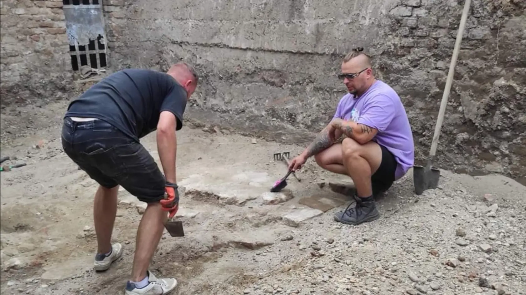 Patrik Eckert a Richard Hričovský (vľavo) si zobrali v práci mesiac voľno, aby mohli kopať ľadovňu.