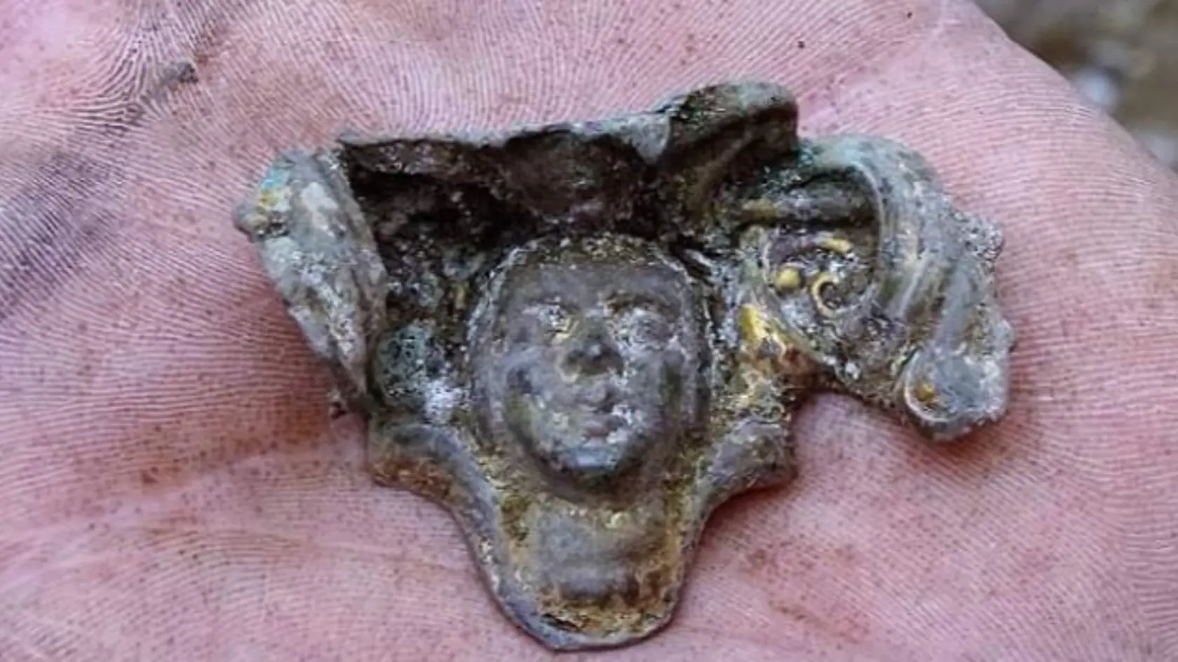 Jedným z najúžasnejších nálezov sú aj časti kovového lustra, ktorý sa v 19. storočí nachádzal v kaštieli. Časti objavili v zásypoch ľadovne.
