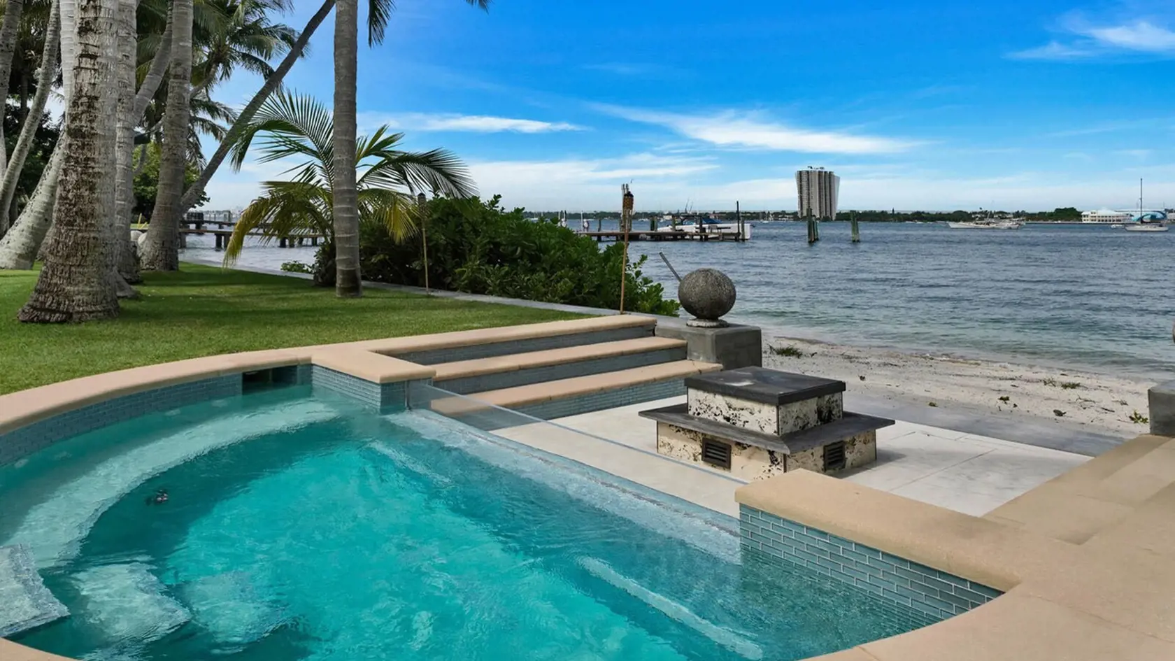 Jennifer už požiadala, aby čas do rozvodu mohla stráviť v luxusnej vile v Palm Beach za 57 miliónov dolárov, do ktorej si už vo štvrtok presťahovala svoje vec. Lukratívna nehnuteľnosť má rozlohu vyše 1 230 štvorcových metrov, sedem spální a desať kúpeľní. Jej najväčšou dominantou je však súkromná pláž s mólom. Luxusný dom v Palm Beach je pritom len jednou z mnohých nehnuteľností, o ktoré sa pri majetkovom vyrovnaní bude pár deliť.
