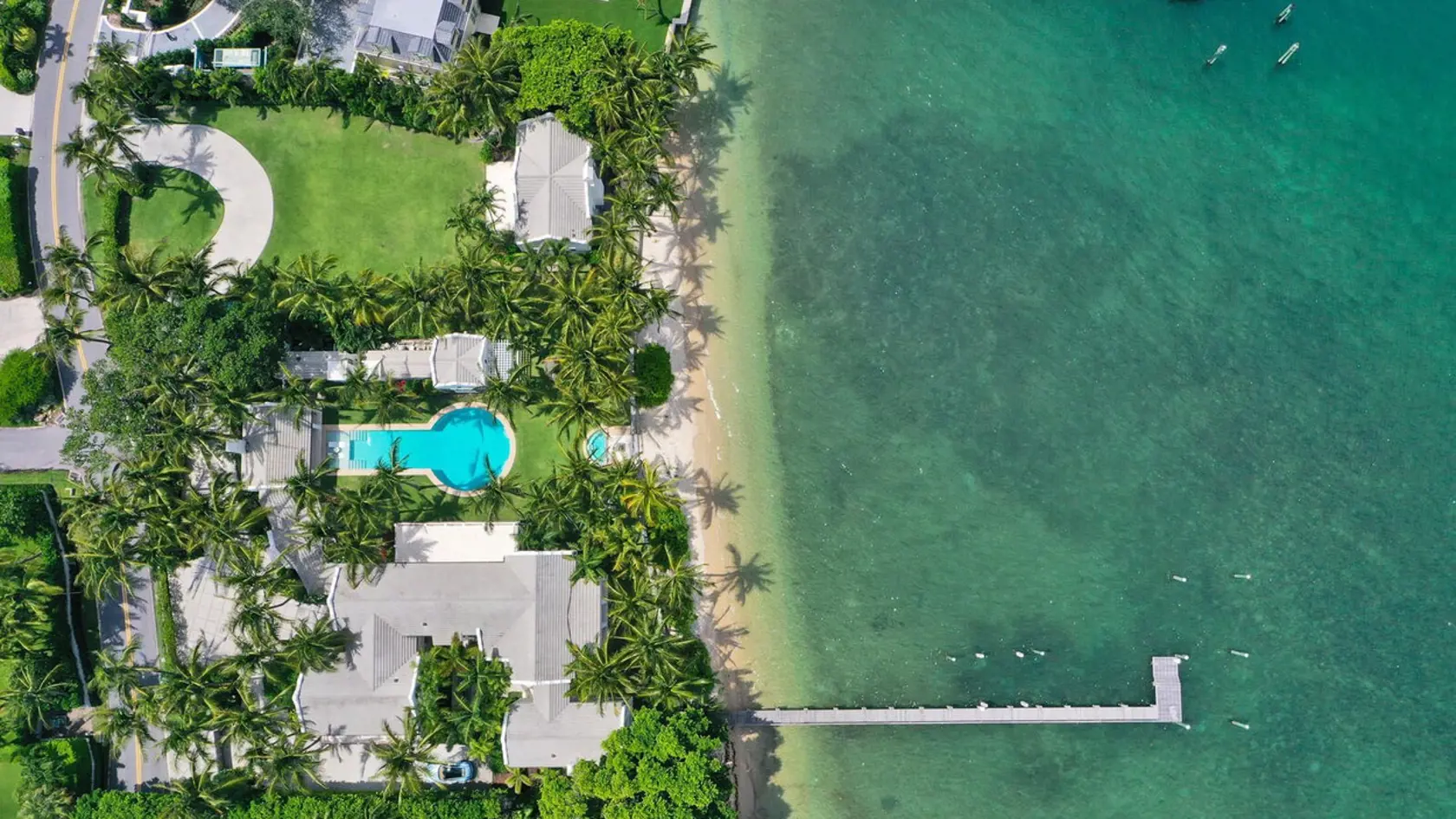 Jennifer už požiadala, aby čas do rozvodu mohla stráviť v luxusnej vile v Palm Beach za 57 miliónov dolárov, do ktorej si už vo štvrtok presťahovala svoje vec. Lukratívna nehnuteľnosť má rozlohu vyše 1 230 štvorcových metrov, sedem spální a desať kúpeľní. Jej najväčšou dominantou je však súkromná pláž s mólom. Luxusný dom v Palm Beach je pritom len jednou z mnohých nehnuteľností, o ktoré sa pri majetkovom vyrovnaní bude pár deliť.
