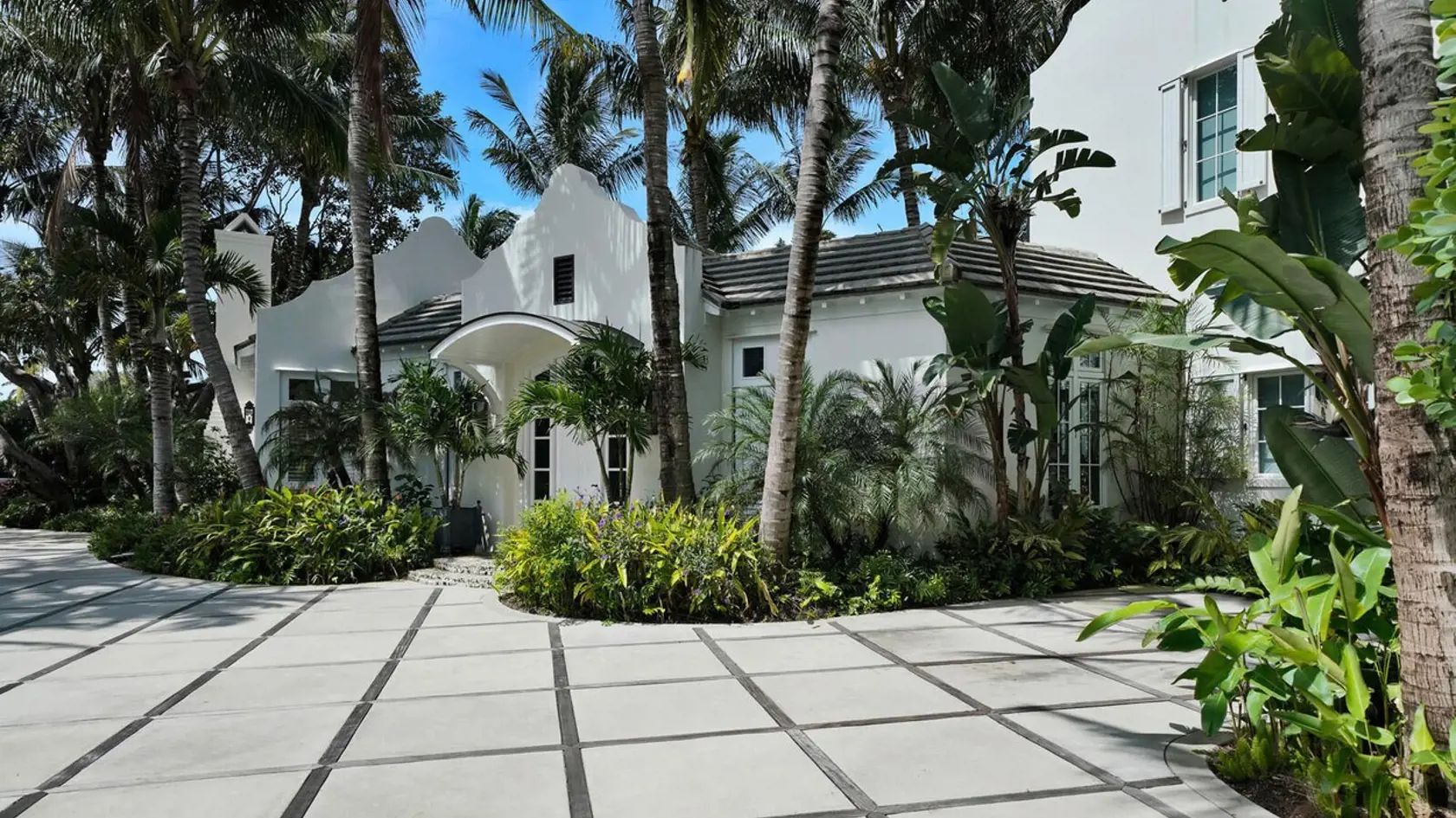 Jennifer už požiadala, aby čas do rozvodu mohla stráviť v luxusnej vile v Palm Beach za 57 miliónov dolárov, do ktorej si už vo štvrtok presťahovala svoje vec. Lukratívna nehnuteľnosť má rozlohu vyše 1 230 štvorcových metrov, sedem spální a desať kúpeľní. Jej najväčšou dominantou je však súkromná pláž s mólom. Luxusný dom v Palm Beach je pritom len jednou z mnohých nehnuteľností, o ktoré sa pri majetkovom vyrovnaní bude pár deliť.