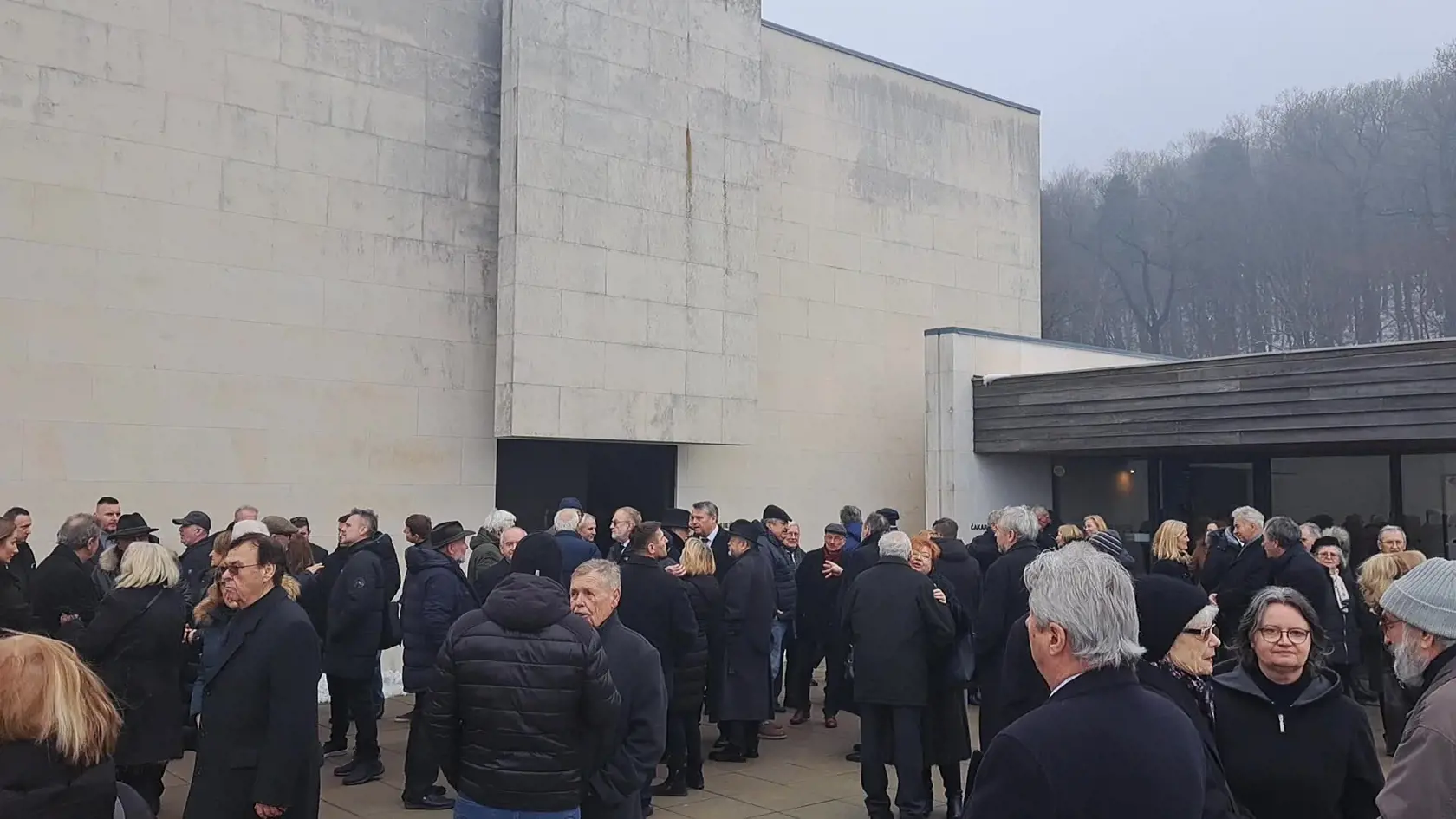 Kamaráti expolitika Cupera na jeho pohrebe.