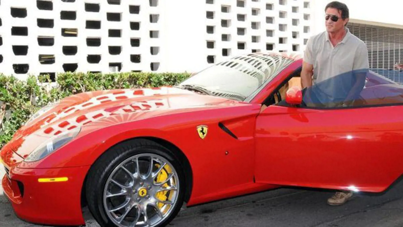 Akčný hrdina má aj zbierku luxusných áut, medzi ktorými nechýbajú také kúsky ako Bugatti Veyron, ktorého cena sa odhaduje na 1 700 000 dolárov, Bentley Continental Gtc, Ferrari 612 Scaglietti, Ferrari 599 Gtb Fiorano Mansory či zbierka mercedesov.