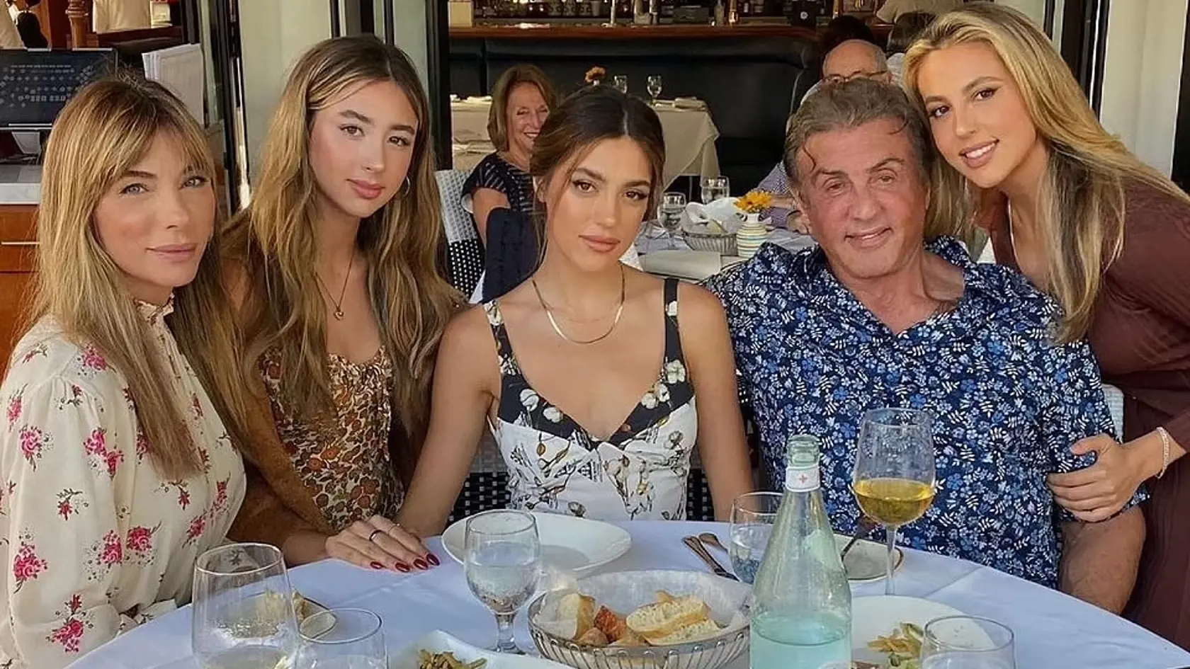 Dovedna spolu majú tri krásne dcéry – Sistine, Scarlet Rose a Sophiu Rose. Z prvého manželstva s herečkou Sashou Czack (72) mal Stallone zasa dvoch synov, Sagea († 36) a Seargeoha (43). S manželkou číslo dva – Brigitte Nielsen – deti nemali.