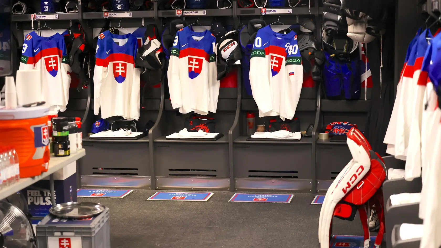 Slovenskí hokejisti majú svoju výstroj dokonale pred zápasmi v kabíne nachystanú.