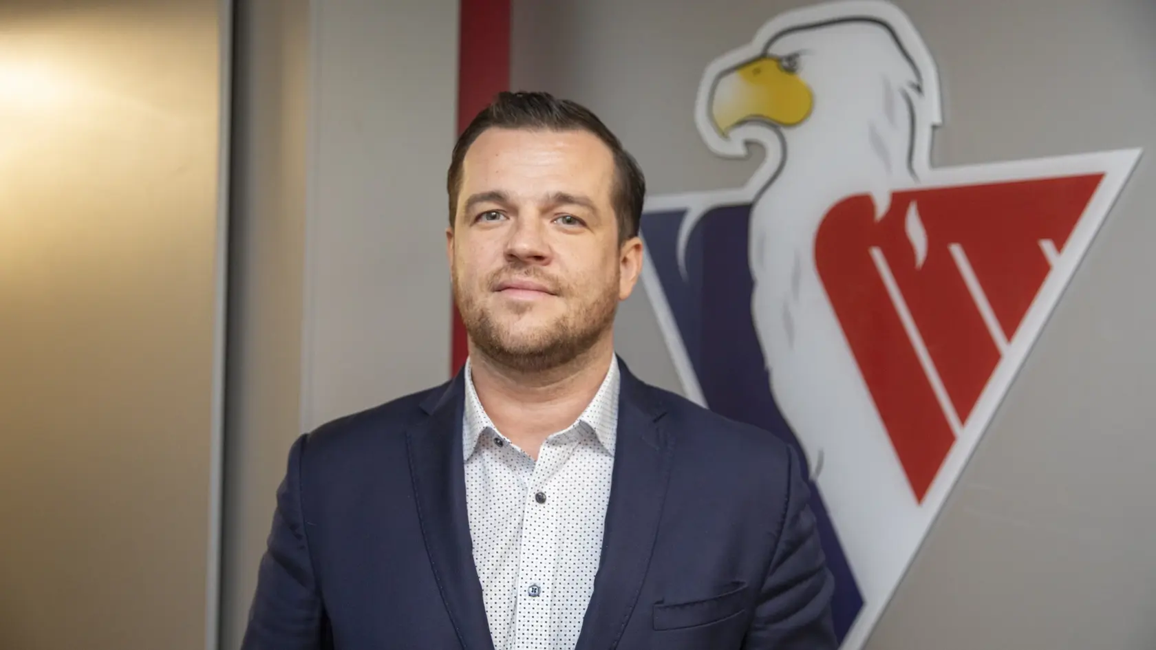 Na snímke je nový generálny manažér HC Slovan Bratislava Lukáš Havlíček, za ním ikonický orol, ktorého chcú vidieť fanúšikovia späť.