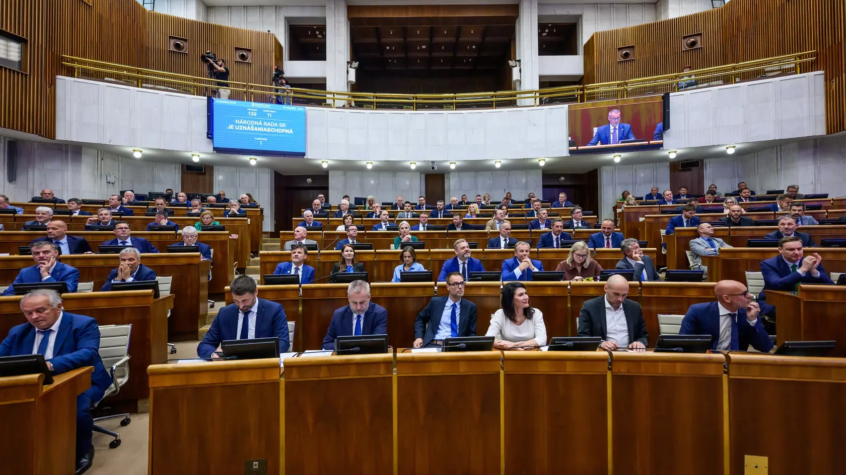 Na snímke plénum NR SR s tabuľou o otvorení 37. mimoriadnej schôdze Národnej rady SR v Bratislave 10. júna 2025.