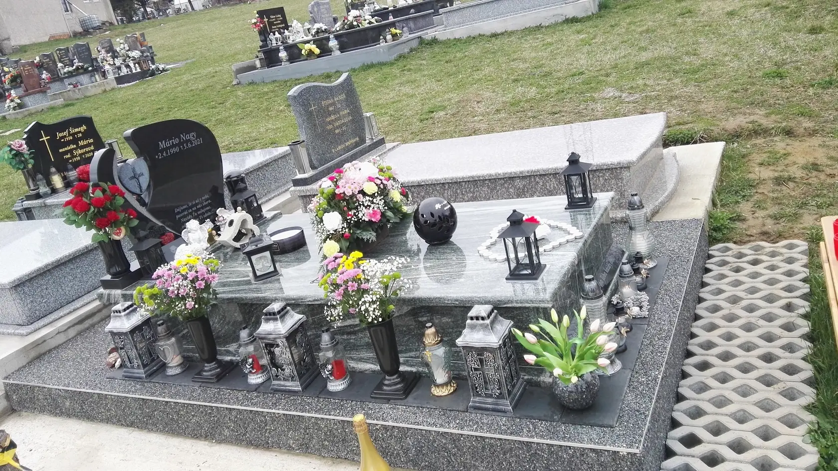 Hrob tragicky zosnulého posunovača Mária Nagya (†31) z Košíc je stále zaplavený kvetmi a kahancami s horiacimi sviečkami. Na jednom z nich je podobizeň nebohého.