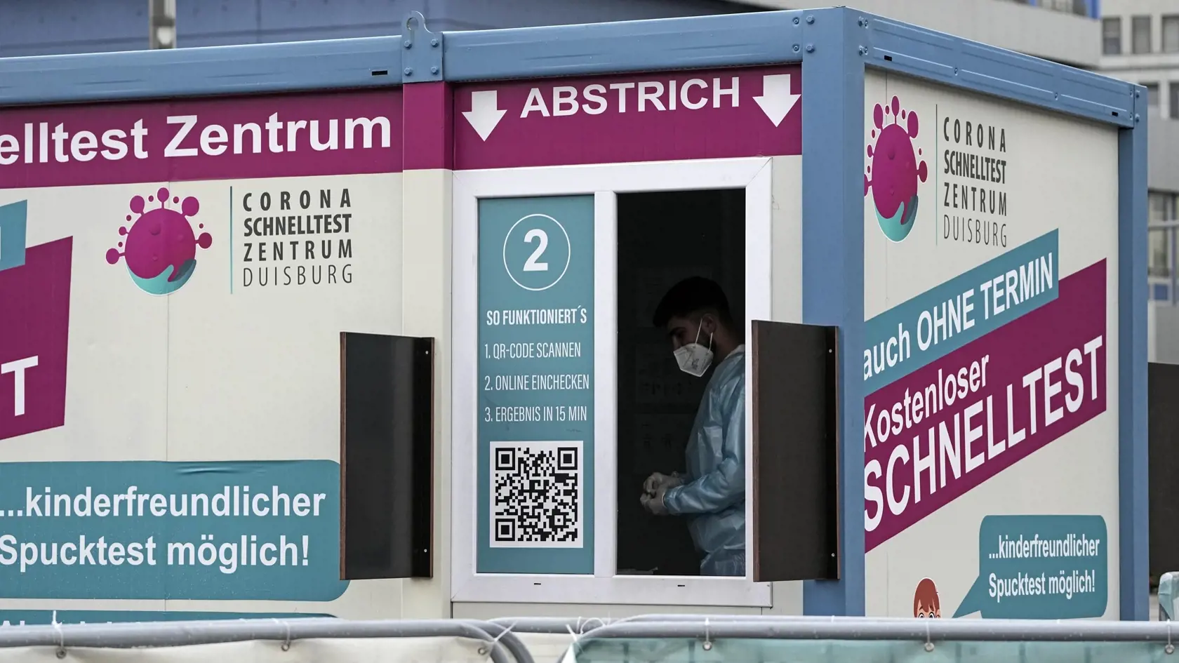 JB 26 Duisburg - Testovacie centrum na ochorenie COVID-19 v nemeckom Duisburgu 12. októbra 2021. Nemecko i Švajčiarsko od pondelka spoplatňujú antigénové rýchlotesty na nový koronavírus. Informovala o tom agentúra DPA s tým, že presnejšie PCR testy budú naďalej hradené štátom. Obyvatelia Nemecka sa mohli dať od marca testovať na covid zdarma. Toto právo budú mať naďalej ľudia, ktorí sa nemôžu dať zaočkovať, ako aj deti do 12 rokov. FOTO TASR/AP

A coronavirus test center waits for customers in D
