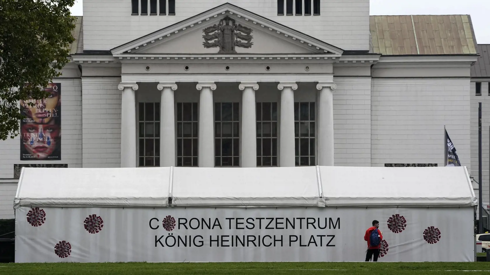 JB 28 Duisburg - Testovacie centrum na ochorenie COVID-19 pred budovou Opery v nemeckom Duisburgu 12. októbra 2021. Nemecko i Švajčiarsko od pondelka spoplatňujú antigénové rýchlotesty na nový koronavírus. Informovala o tom agentúra DPA s tým, že presnejšie PCR testy budú naďalej hradené štátom. Obyvatelia Nemecka sa mohli dať od marca testovať na covid zdarma. Toto právo budú mať naďalej ľudia, ktorí sa nemôžu dať zaočkovať, ako aj deti do 12 rokov. FOTO TASR/AP

A coronavirus test center is pi