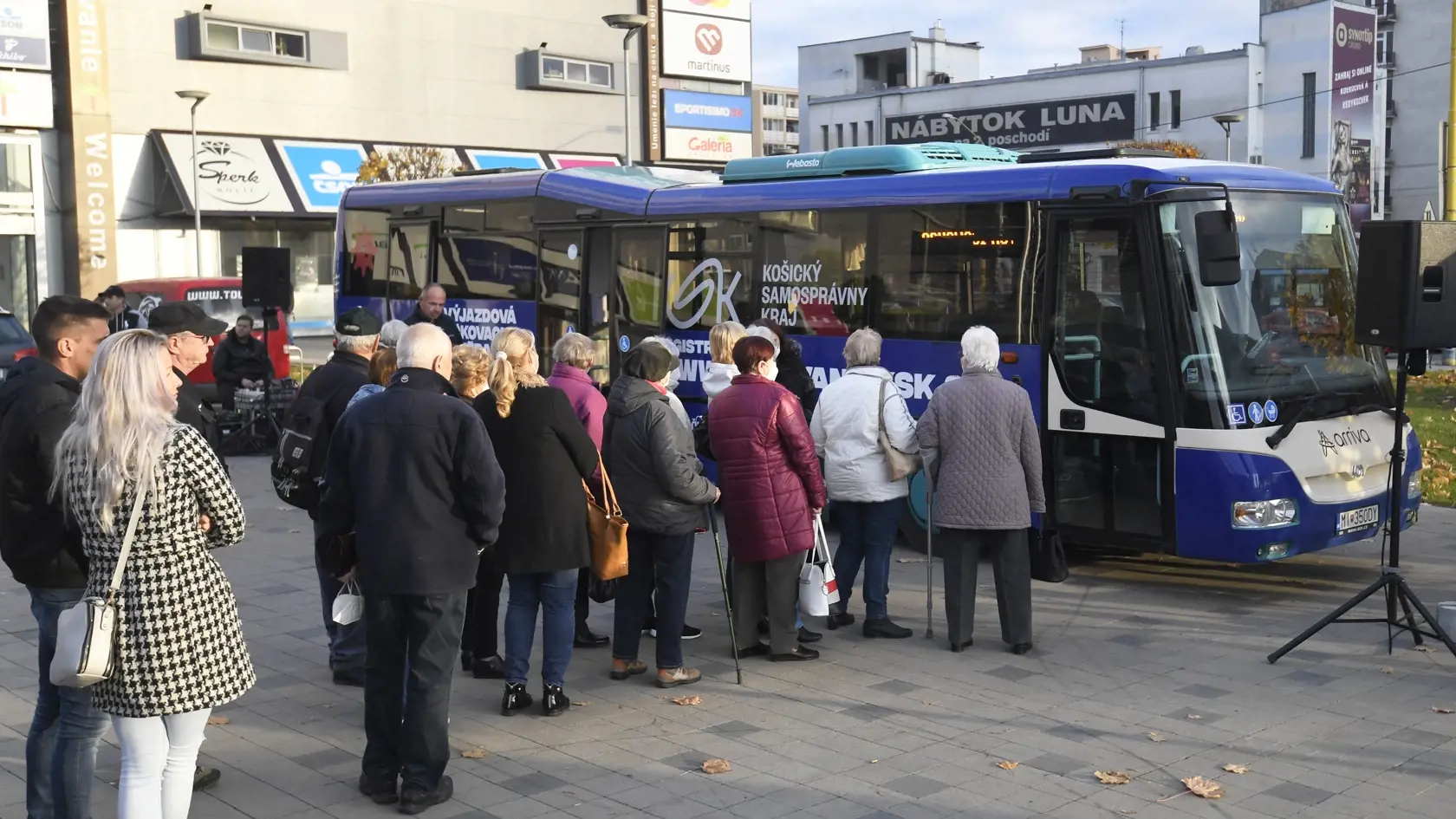 Mesto Košice s Košickým samosprávnym krajom (KSK) reaguje na zhoršujúcu sa epidemiologickú situáciu a spoločne organizuje očkovanie v uliciach mesta. Na snímke mobilné očkovanie pred obchodným centrom v mestskej časti Košice Západ 9. novembra 2021. FOTO TASR – František Iván