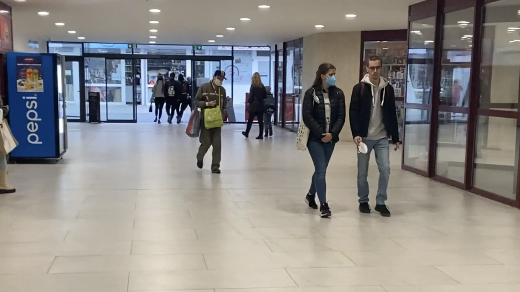 Vestibul železničnej stanice v Prešove. Dodržiavanie nariadenia o povinnom prekrytí horných dýchacích ciest nikto nekontroluje. A tak to aj vyzerá, niektorí ľudia ho nedodržiavajú.