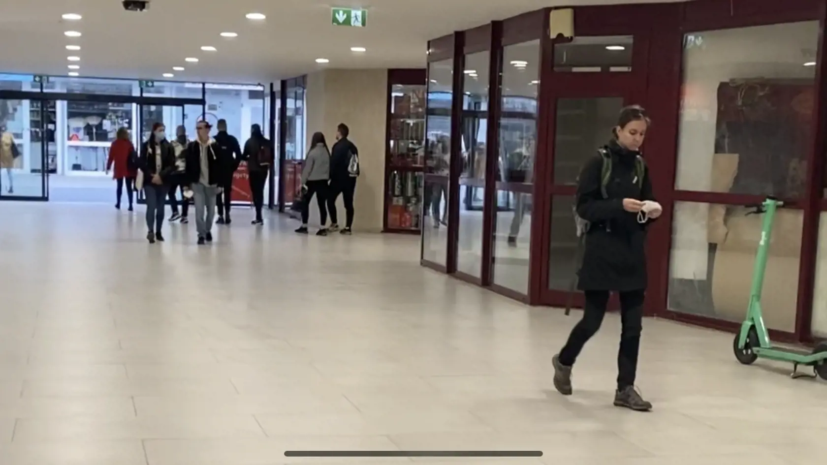 Vestibul železničnej stanice v Prešove. Dodržiavanie nariadenia o povinnom prekrytí horných dýchacích ciest nikto nekontroluje. A tak to aj vyzerá, niektorí ľudia ho nedodržiavajú.