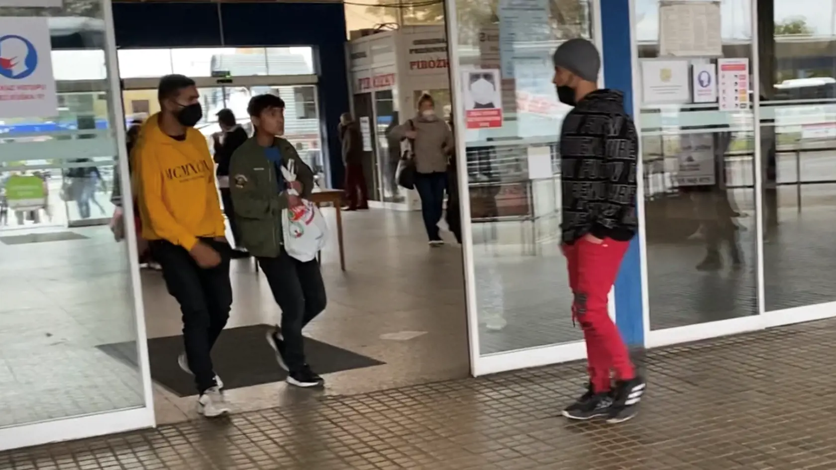 Vestibul železničnej stanice v Prešove. Dodržiavanie nariadenia o povinnom prekrytí horných dýchacích ciest nikto nekontroluje. A tak to aj vyzerá, niektorí ľudia ho nedodržiavajú.