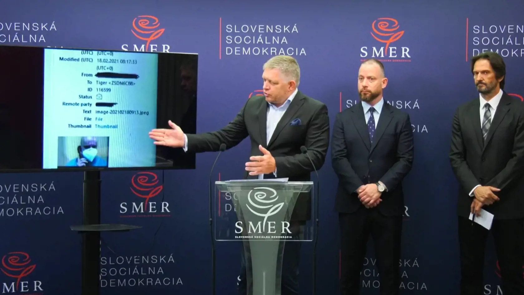 Šéf Smeru Robert Fico predstavuje fotografiu Milana Mihálika z cely, ktorý mal v telefóne udavač Peter Petrov alias Tiger.