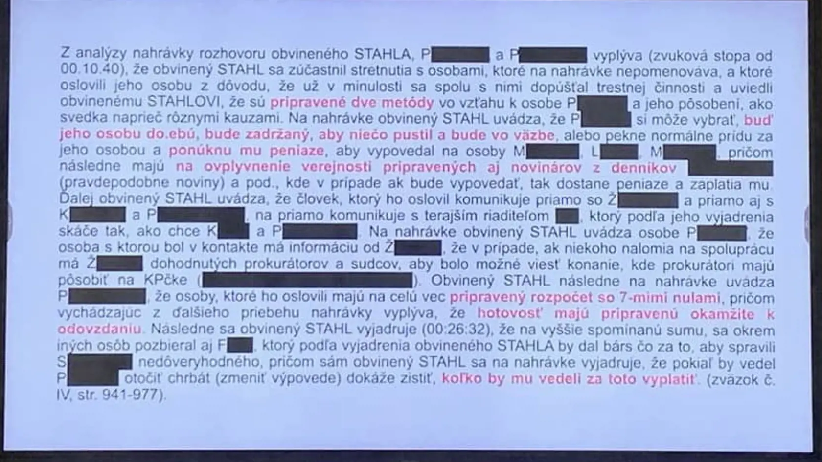 Policajný prezident Štefan Hamran ukázal verejnosti časť prepisu nahrávky, ktorá má usvedčovať Stahla z manipulovania vyšetrovania.