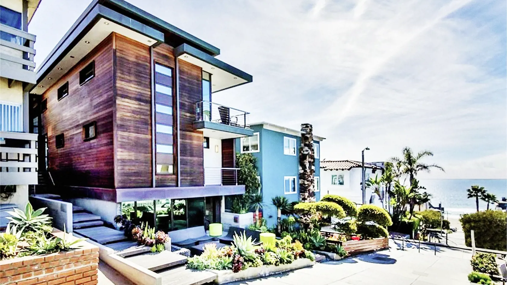 Gáborík sa nezbavil ani nehnuteľností, ktoré vlastní v Amerike. V minulosti si bývalý hokejista vyhliadol nehnuteľnosť v kalifornskom mestečku Manhattan Beach, za ňu mal zacvakať 5,5 milióna dolárov. „V Amerike mám pár nehnuteľností, ktoré prenajímam. Mám tam toho viac,“ priznal Gáborík pre Plus 7 dní.