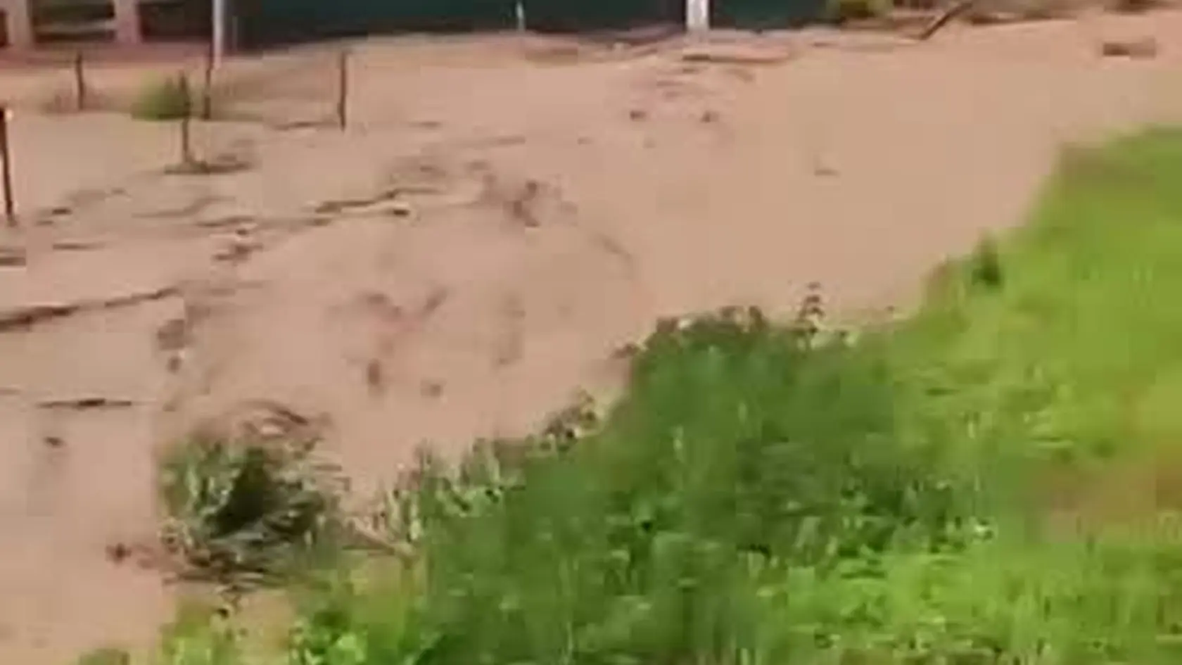 Prívalová voda v Rokycanoch pri Prešove odnáša autá aj prístrešky.