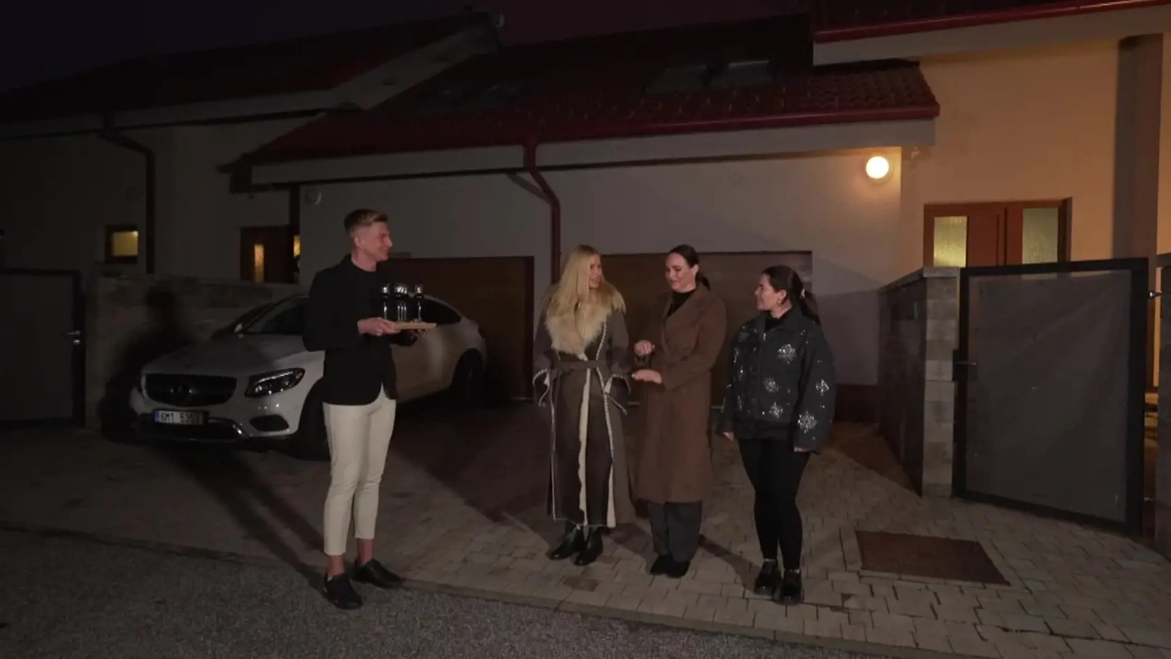 Šou Bez servítky je po krátkej pauze späť. Medzi súťažiacimi sa od pondelka predstavia Katarína Jesenská (54) i Adriana Kneissl Poláková (48). A prekvapením bude exminister hospodárstva Richarda Sulík (56).