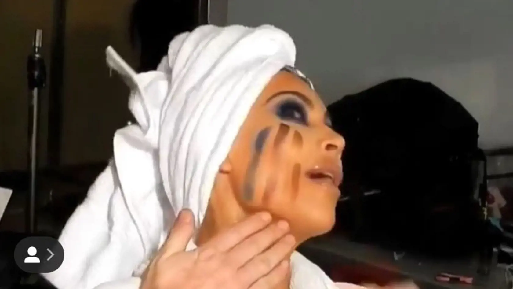 Čo to tá Kim Kardashian stvára? Že by si dávala na tvár bahno?