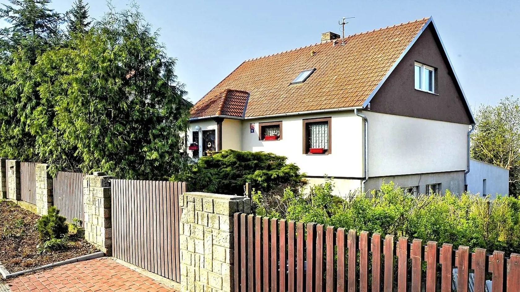 V tomto dome sa herečka venuje svojim koníčkom – vyvára, vypeká a stará sa o záhradku.