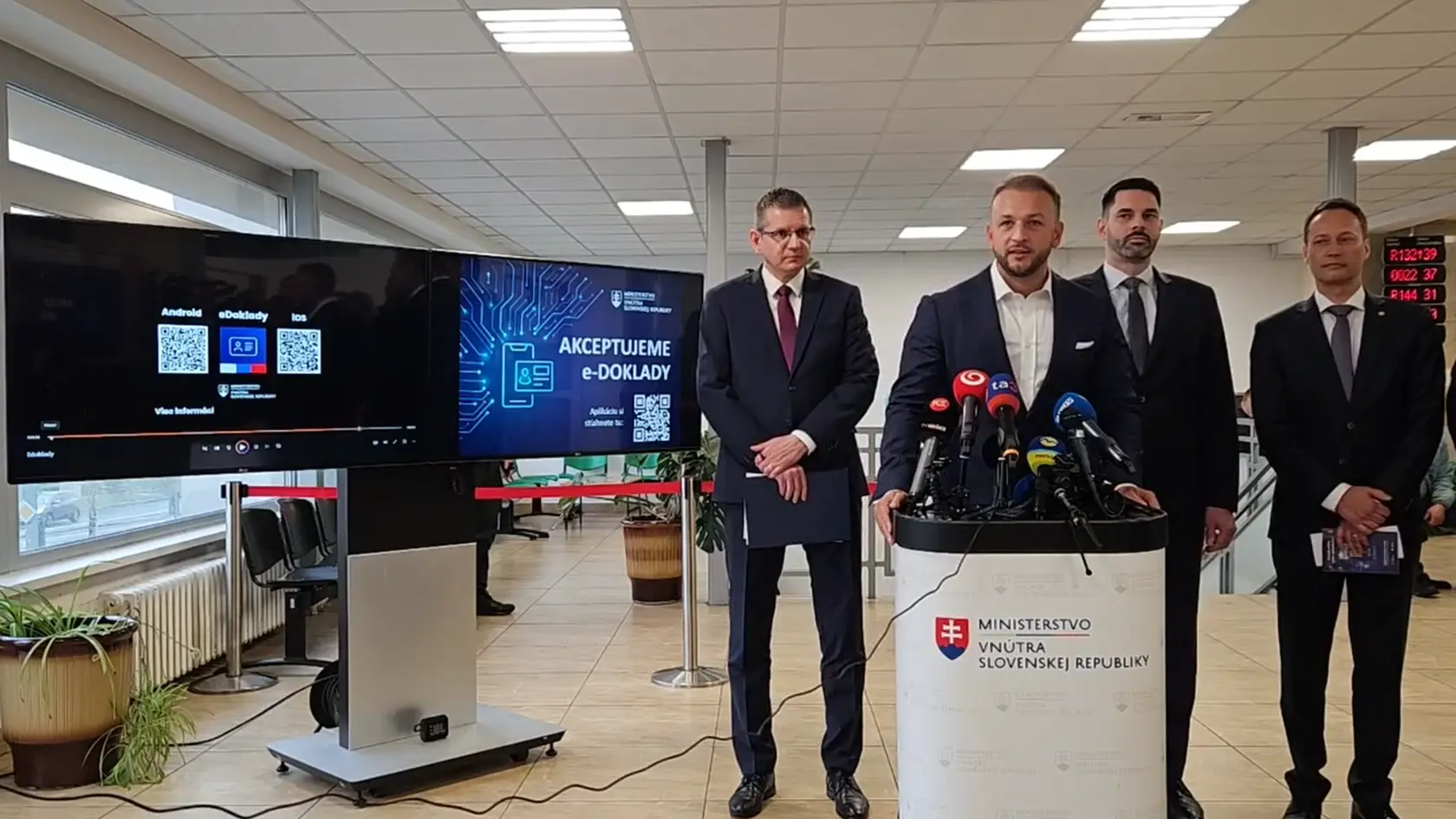 Minister vnútra Matúš Šutaj Eštok, štátny tajomník MV SR Patrik Krauspe, generálny riaditeľ sekcie informatiky MV SR  Martin Hrachala a generálny riaditeľ a predseda predstavenstva Slovenskej pošty a. s. Vladislav Kupk