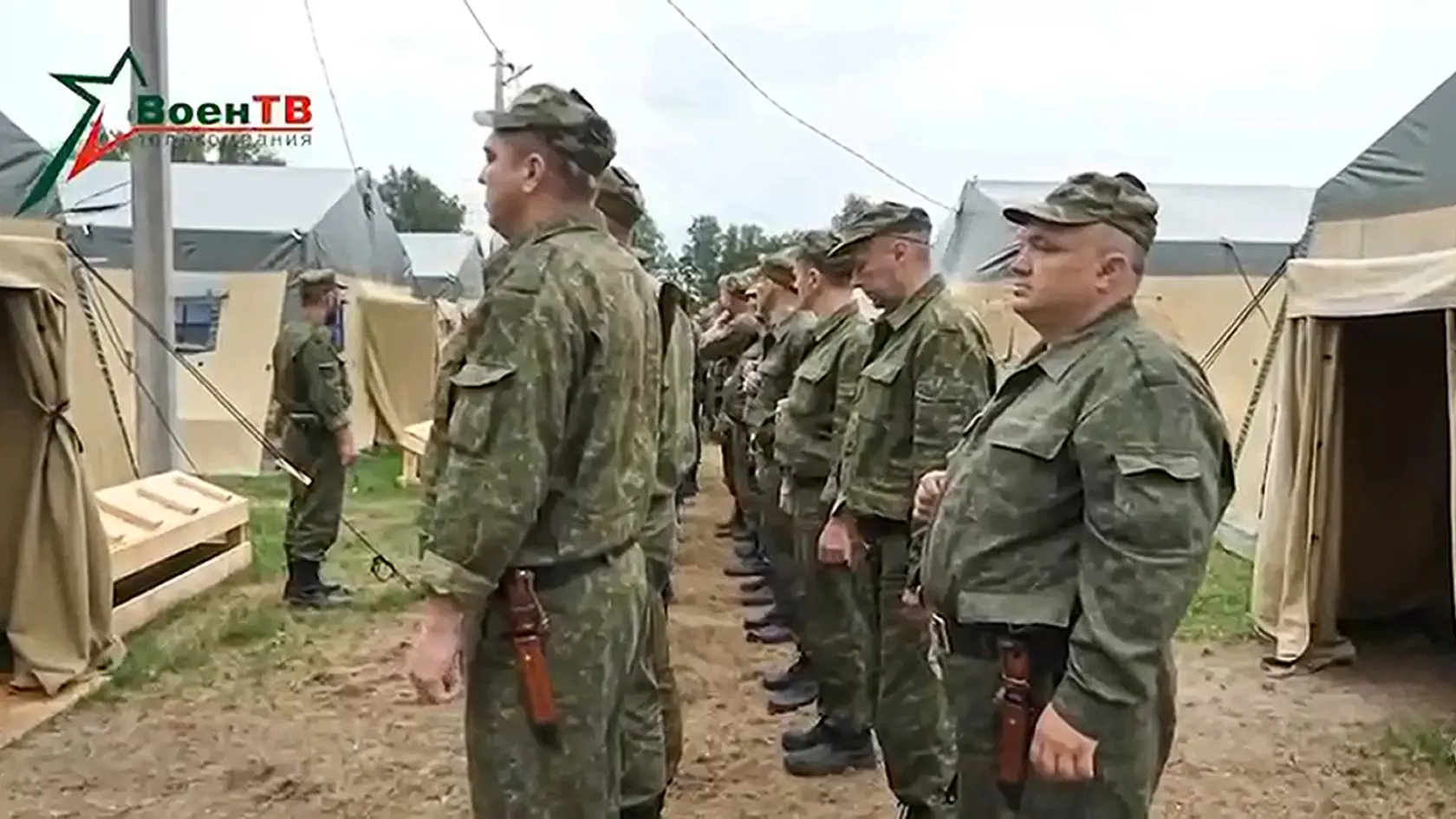 Na videosnímke bieloruského ministerstva obrany zo 14. júla 2023 bieloruskí vojaci počúvajú inštruktora z ruskej Vagnerovej skupiny v bieloruskej dedine Tsel, ktorá leží zhruba 90 km juhovýchodne od Minska.