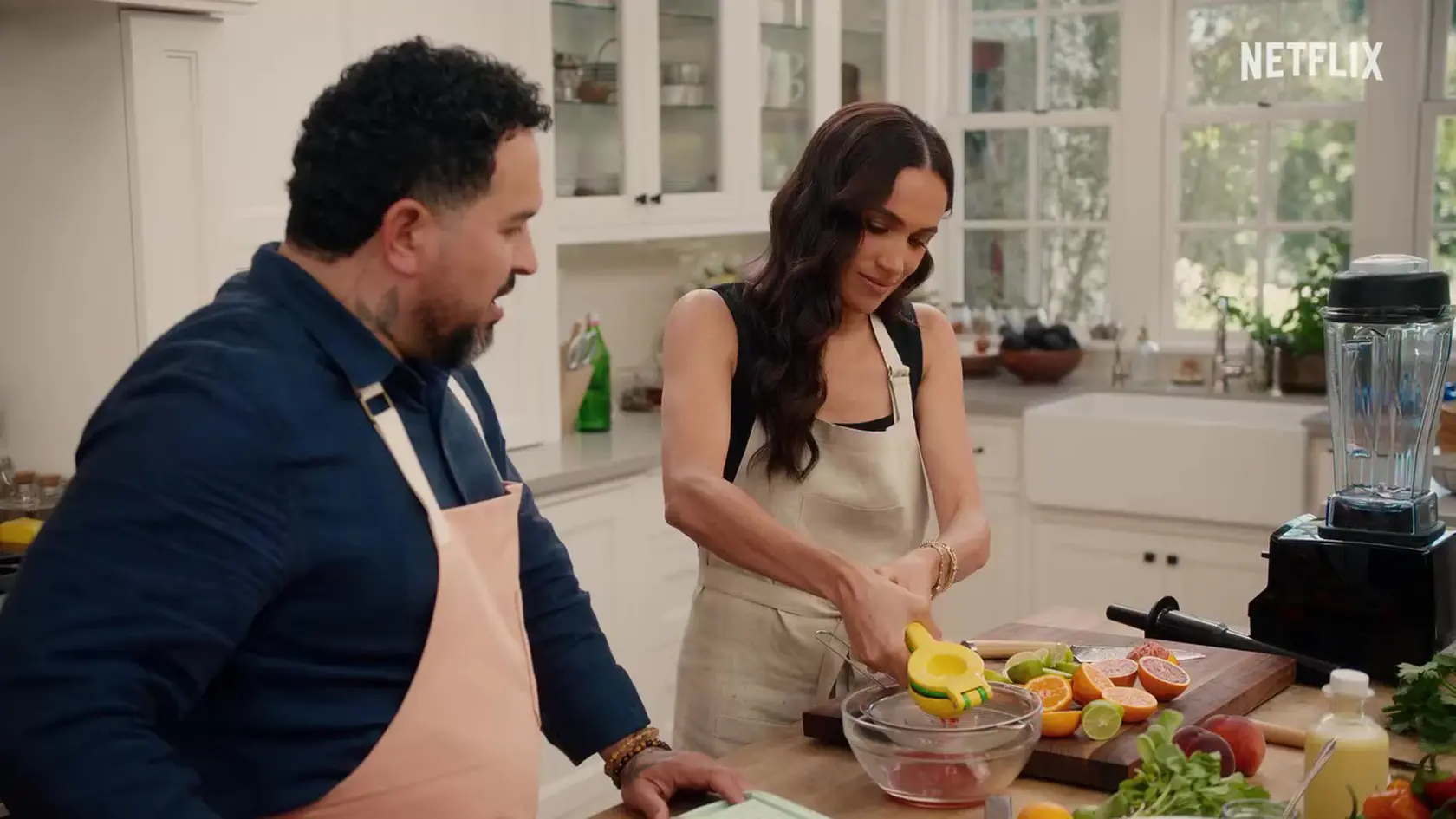 Meghan Markle má vlastnú kulinársku šou na Netflixe. Kuchyňa je krémovej farbe v štýle Shaker, nechýbajú v nej medené panvice za 240 až 700 eur a mixér Vitamix E320 Explorian Blender, ktorý si obľúbili okrem Meghan aj iné hviezdy ako Miranda Kerr, Gwyneth Paltrow a Zac Efron za 550 eur.