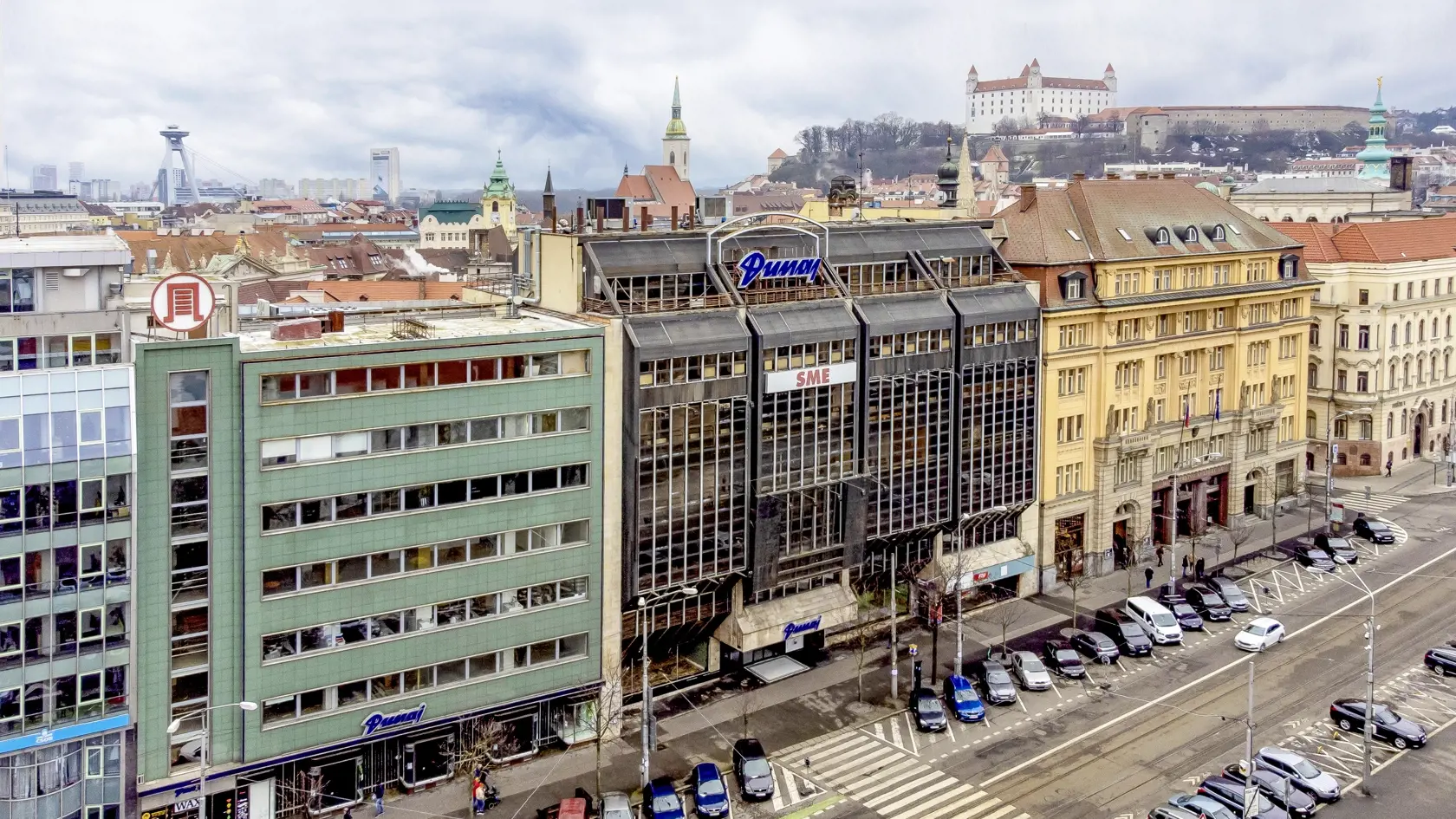 Obchodný dom Dunaj a bývalý Dom odievania sú na bratislavskom Námestí SNP.