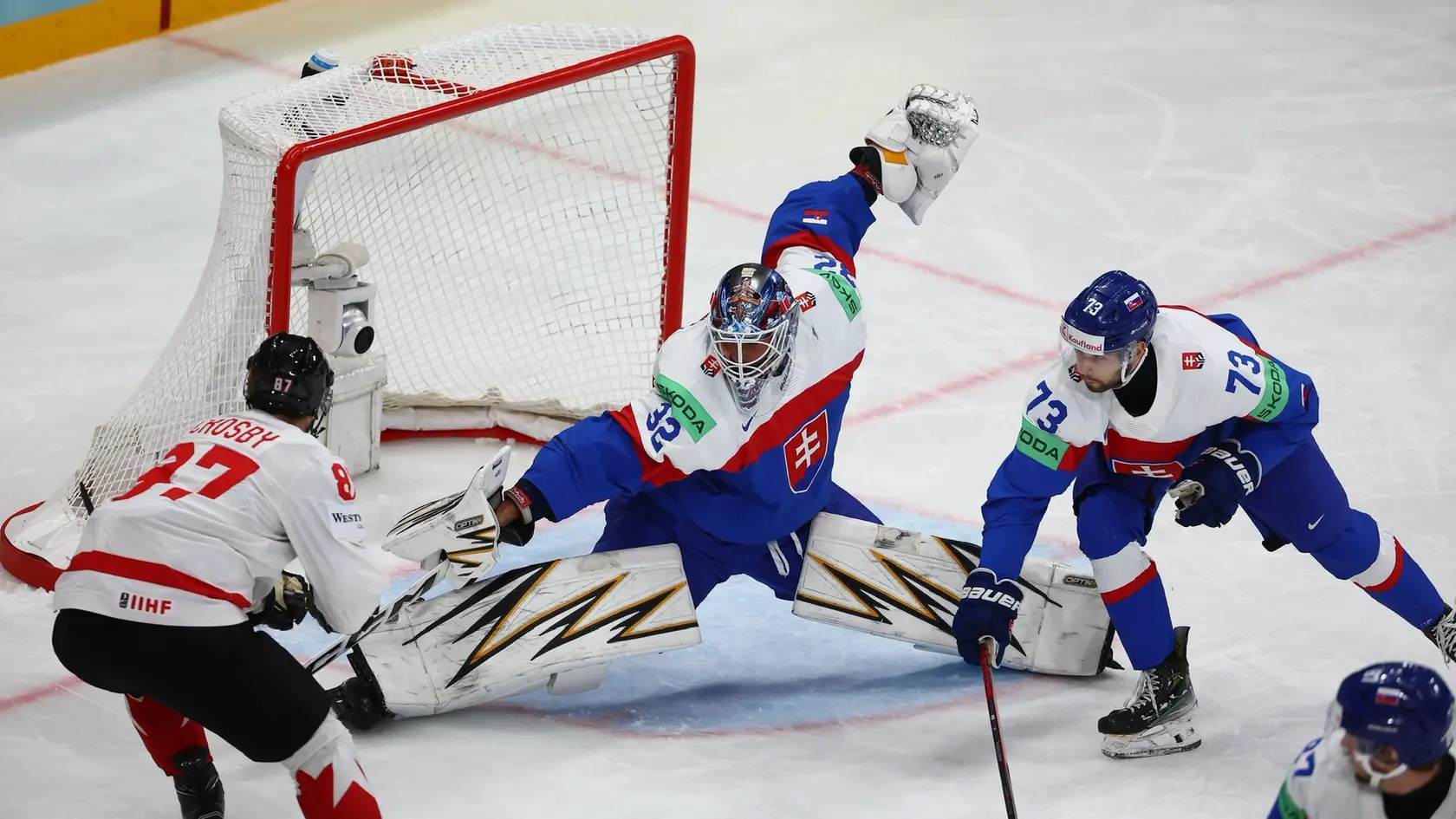 Slovensko (v modrom) podľahlo Kanade vysoko 0:7.