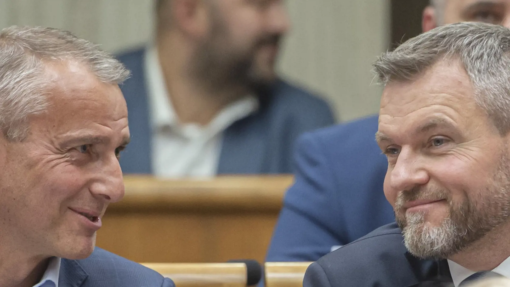 Richard Raši je na tejto fotografii bez okuliarov, ale nemá problém ich napríklad na tlačovkách použiť.