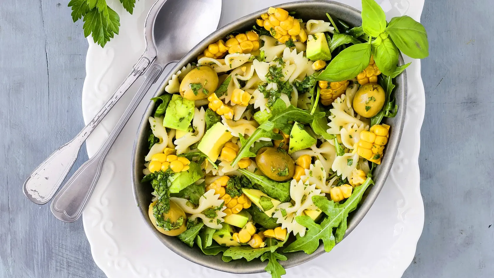 Kukuricový šalát s olivami, rukolou a s bazalkovým vinaigrette