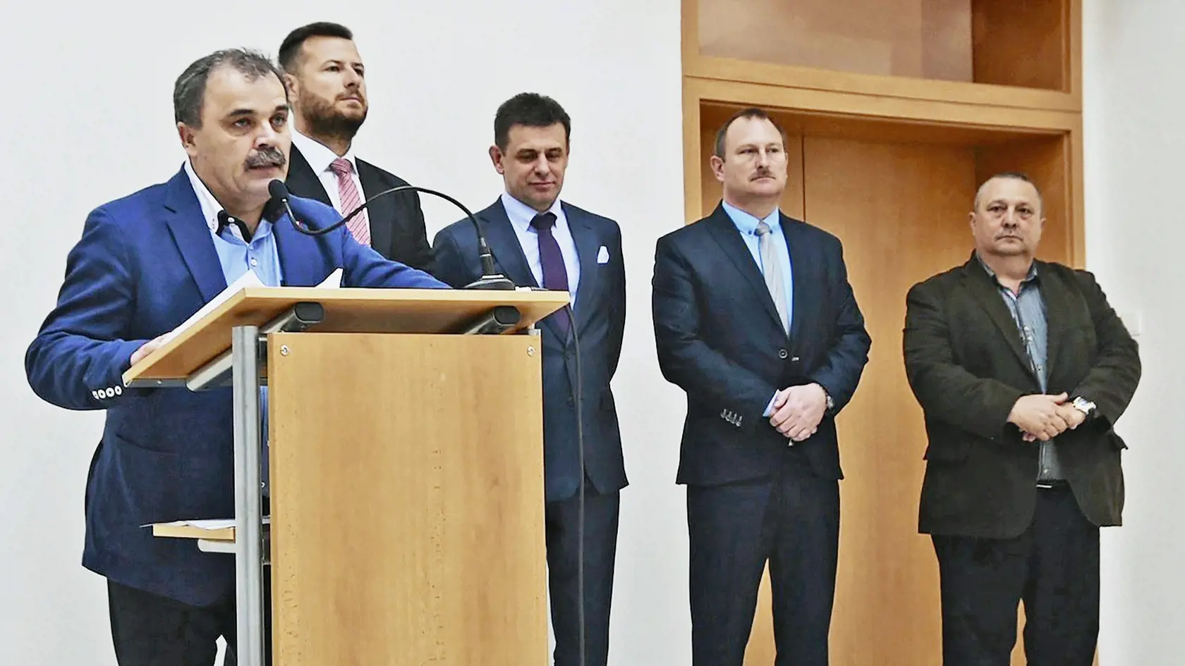 Aktívny v politike. Starosta je na zábere s bývalými ministrami Gálom a Sólymosom.