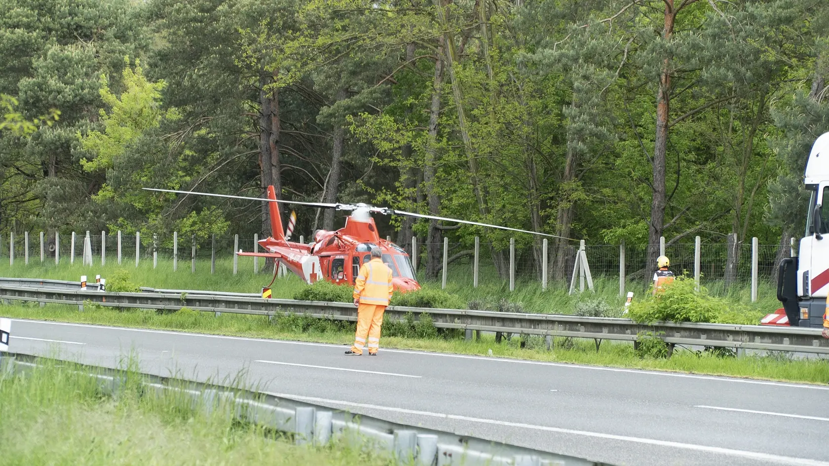 Dopravná nehoda, ktorá sa v pondelok predpoludním stala na diaľnici D2 v smere do Kútov, si vyžiadala jednu obeť, 59 osôb utrpelo zranenia rôzneho rozsahu.