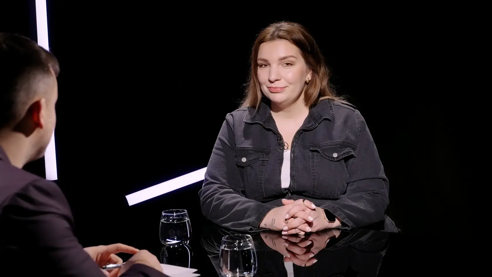 Do relácie Adela Ghannama prijala pozvanie komička Simona First.