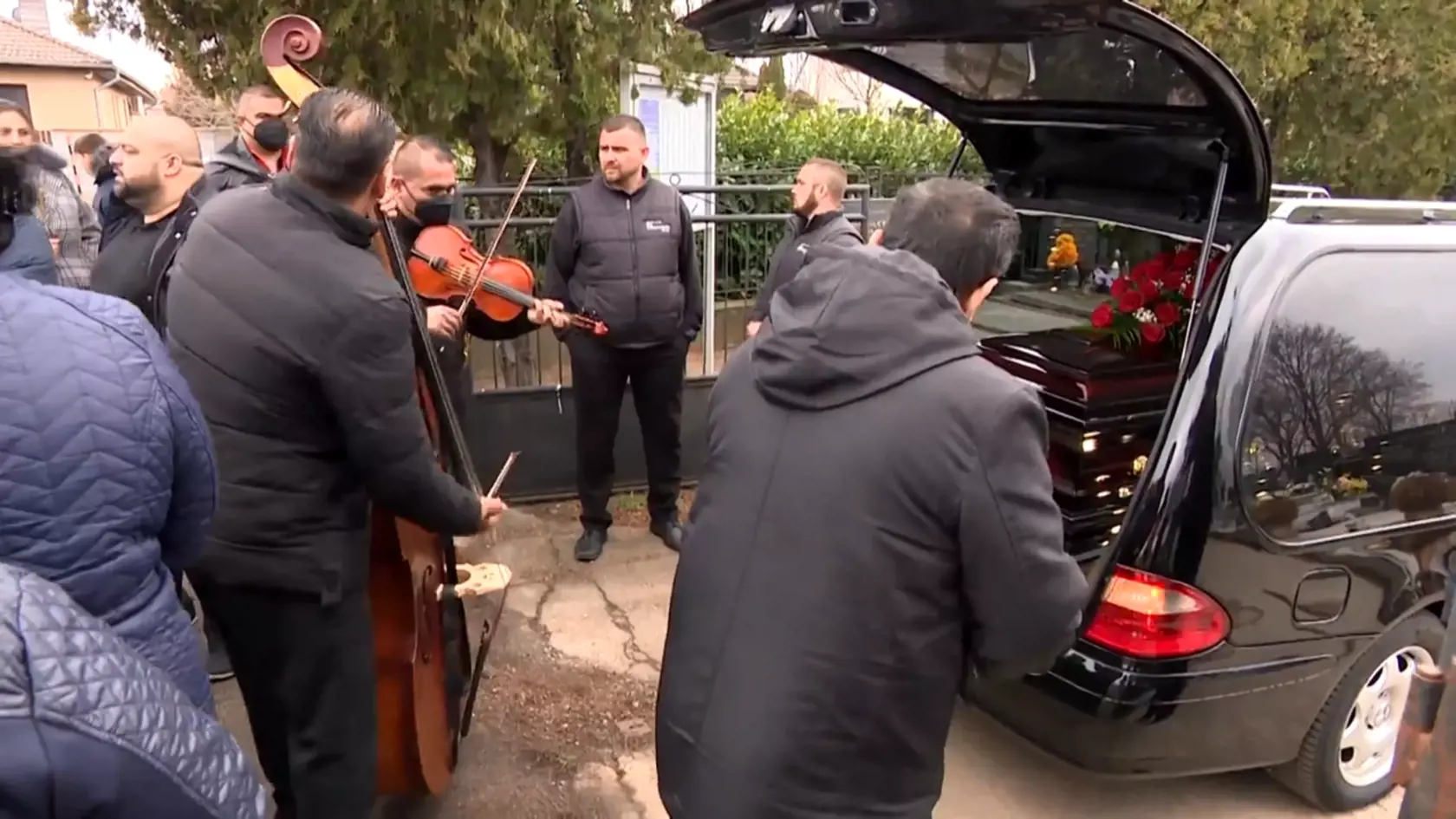 Kvôli pádu koňa rakvu preložili do auta pohrebnej služby.
