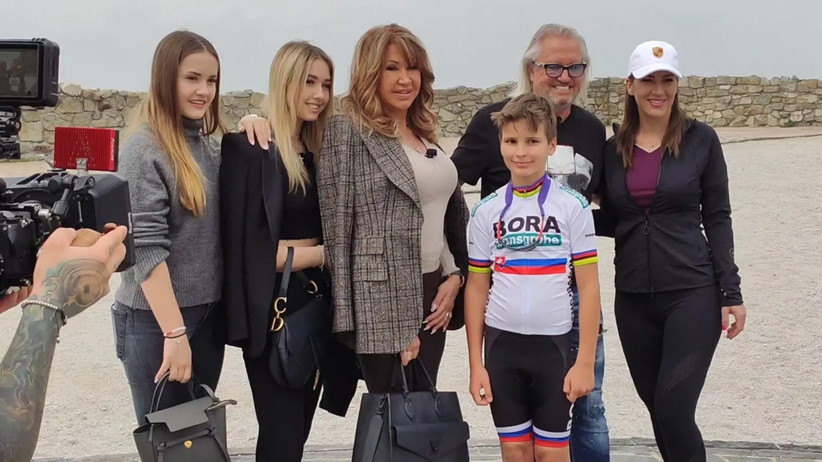 Rodinka Geissenovcov navštívila počas druhého dňa svojej návštevy na Slovensku zrúcaninu hradu Devín v Bratislave. Carmen, Roberta, Shaniu a Davinu sprevádzali predseda BSK Juraj Droba a minister hospodárstva Richard Sulík.