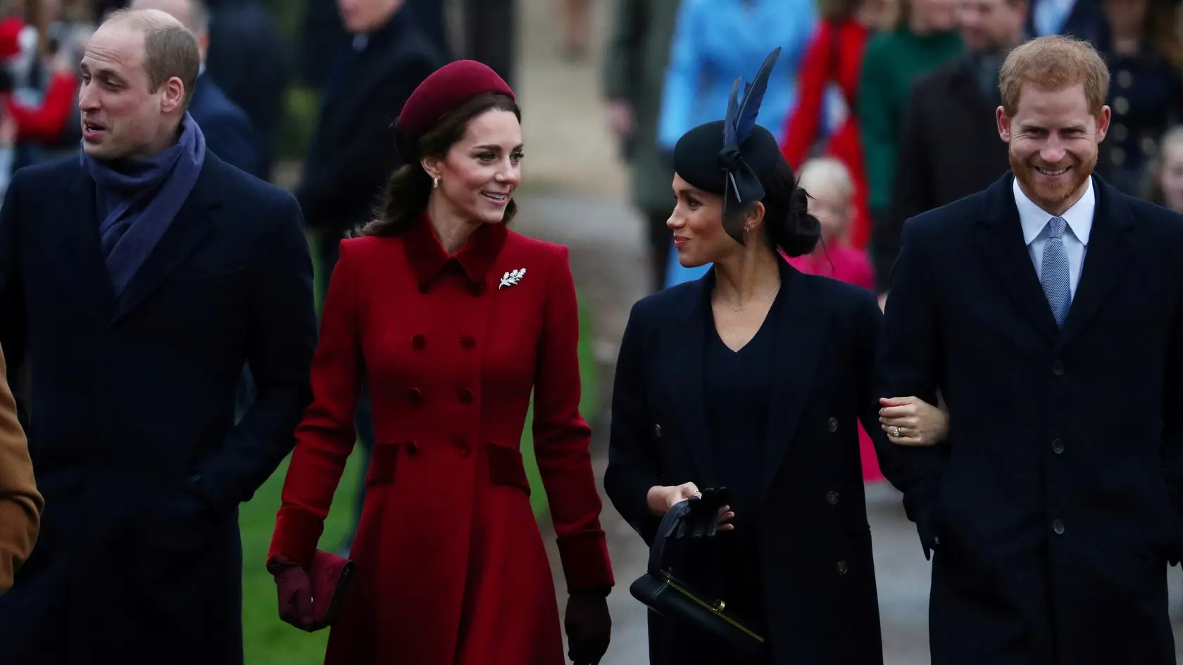 Harryho a Meghan opúšťajú zamestnanci.